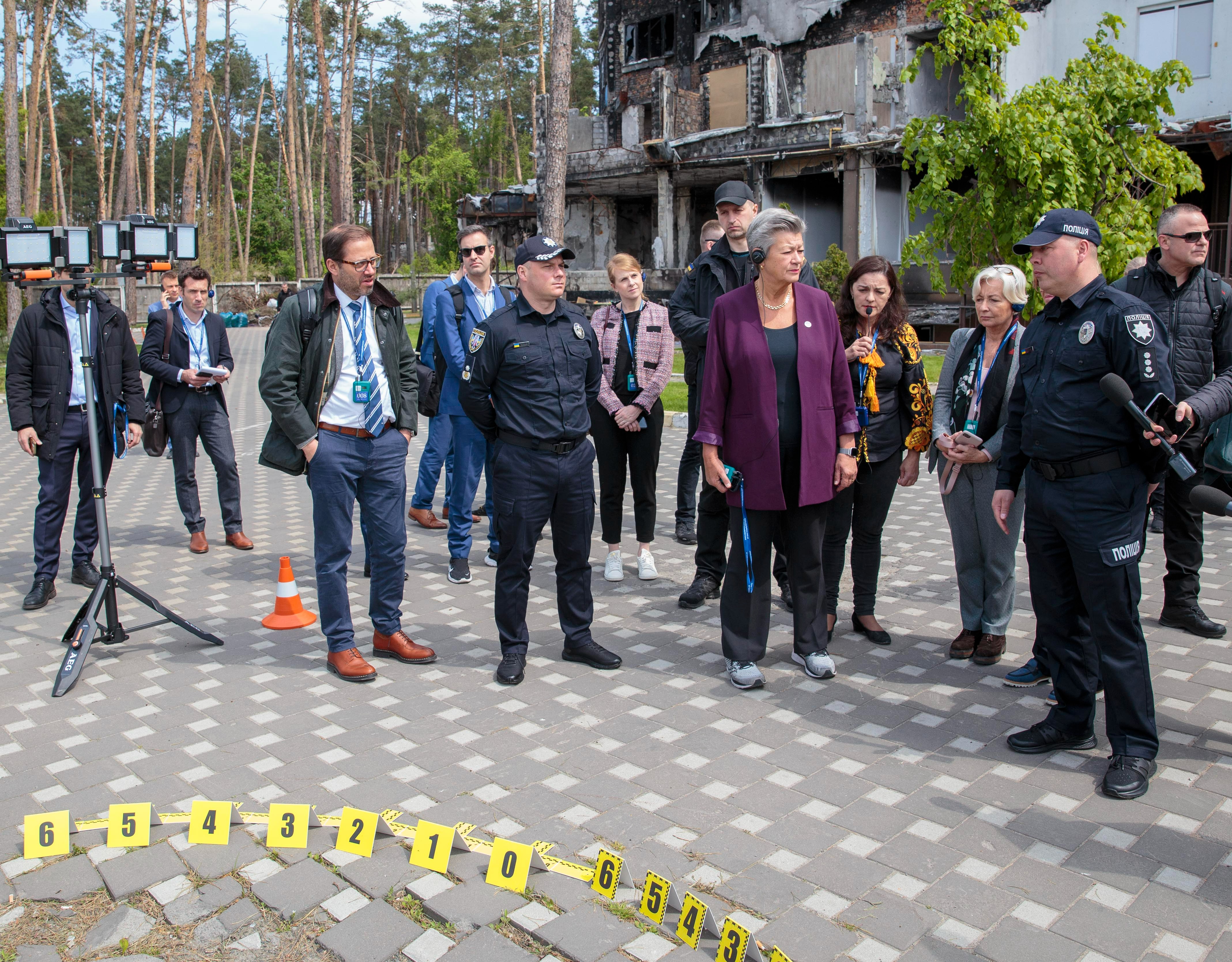 керівник нацполіції іван вигівський показав єврокомісару з внутрішніх справ ілві йоганссон місця воєнних злочинів росіян в ірпені