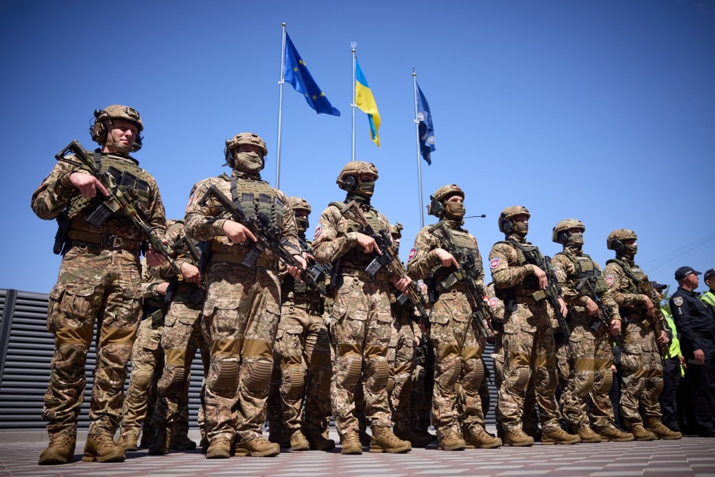 українська поліція вміє бути професійною, уміє рятувати від зла, повертати справедливість – президент на заходах з нагоди дня національної поліції