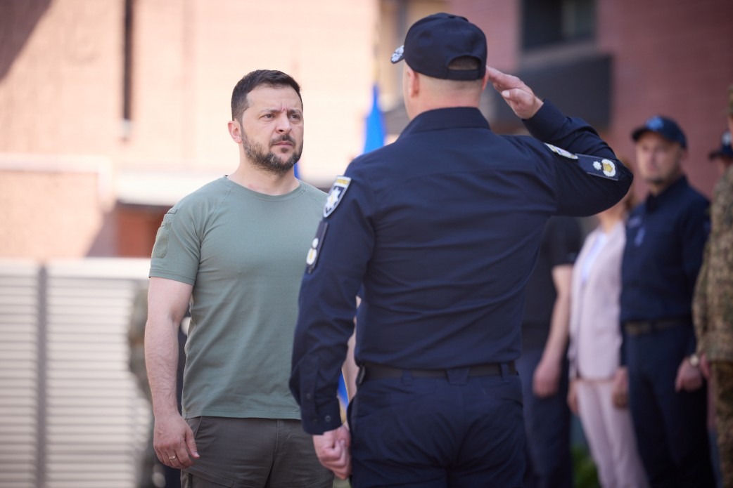 українська поліція вміє бути професійною, уміє рятувати від зла, повертати справедливість – президент на заходах з нагоди дня національної поліції