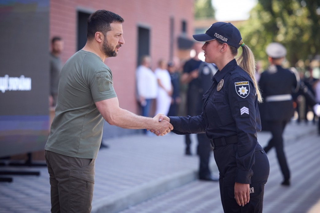українська поліція вміє бути професійною, уміє рятувати від зла, повертати справедливість – президент на заходах з нагоди дня національної поліції
