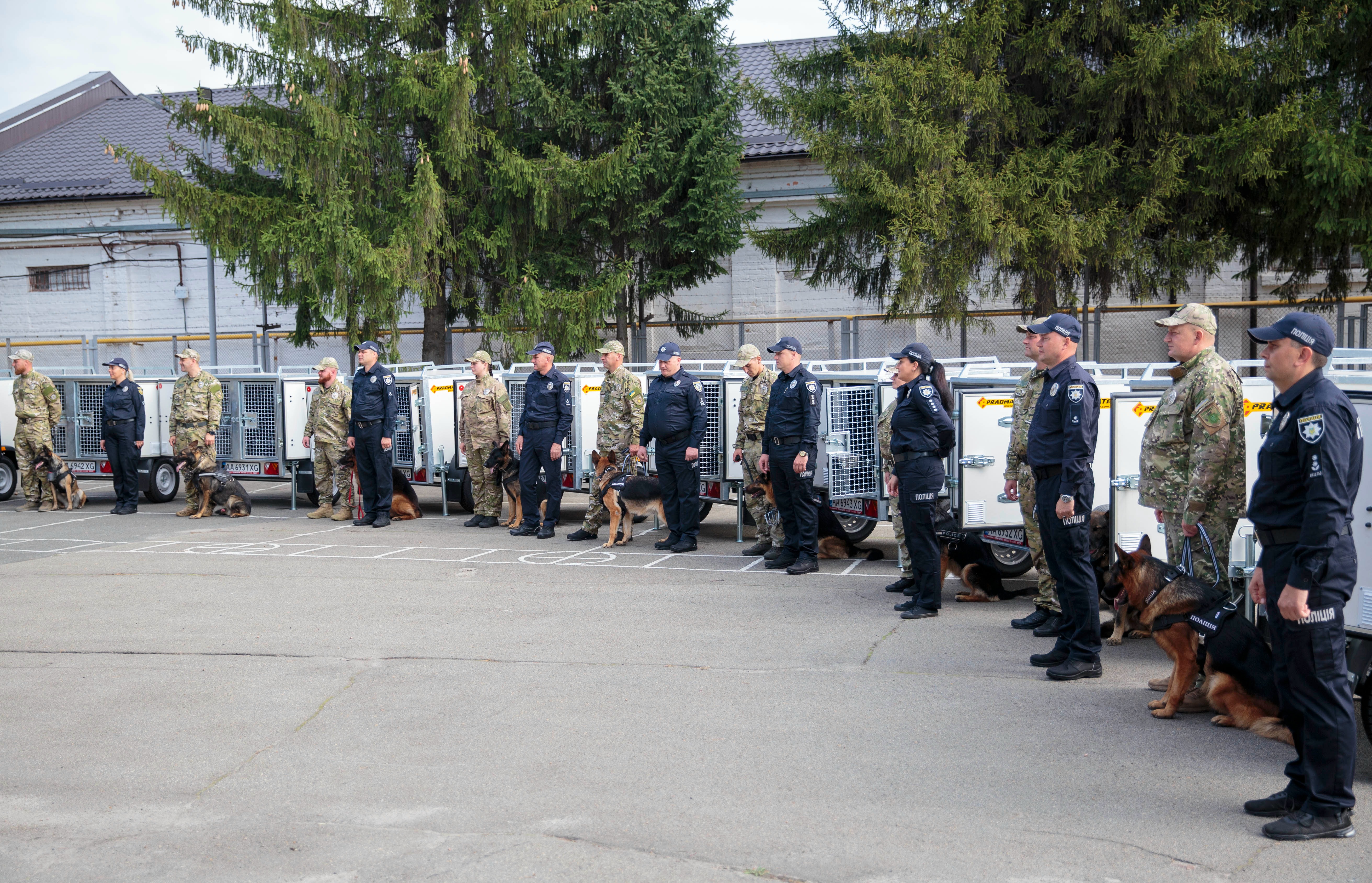 європейські партнери передали нацполіції спецобладнання для перевезення службових собак