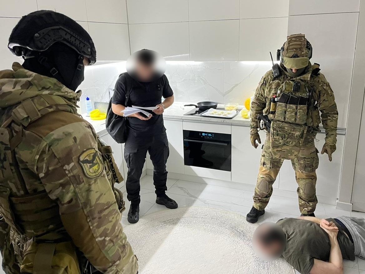 ошукали громадян на схемі повернення компенсації за купівлю неякісних ліків: поліцейські викрили злочинну організацію шахраїв - нацполіція