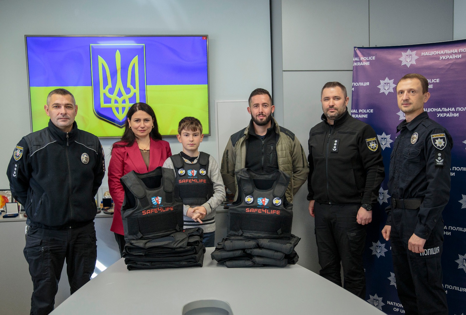іноземні партнери передали нацполіції дитячі бронежилети