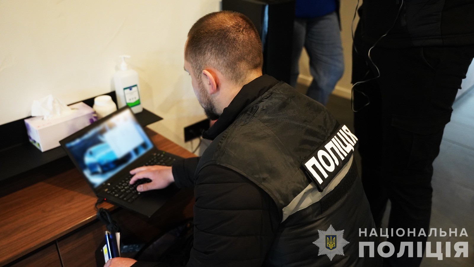 викрито міжнародне злочинне угруповання, яке ошукало «інвесторів» єс на сотні тисяч євро, - кіберполіція