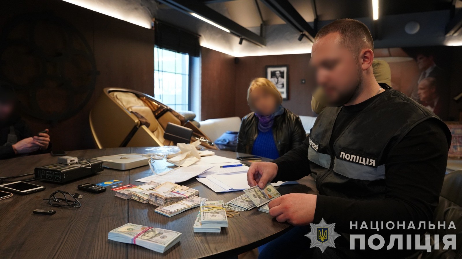 викрито міжнародне злочинне угруповання, яке ошукало «інвесторів» єс на сотні тисяч євро, - кіберполіція