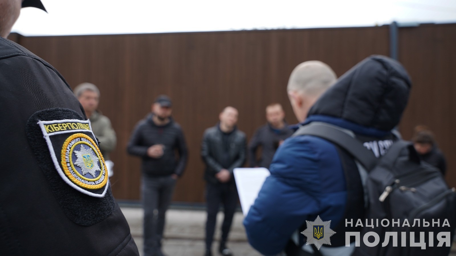 викрито міжнародне злочинне угруповання, яке ошукало «інвесторів» єс на сотні тисяч євро, - кіберполіція