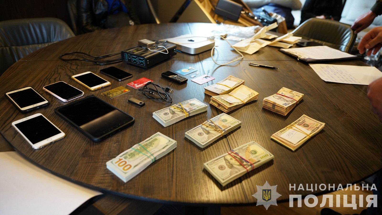 викрито міжнародне злочинне угруповання, яке ошукало «інвесторів» єс на сотні тисяч євро, - кіберполіція