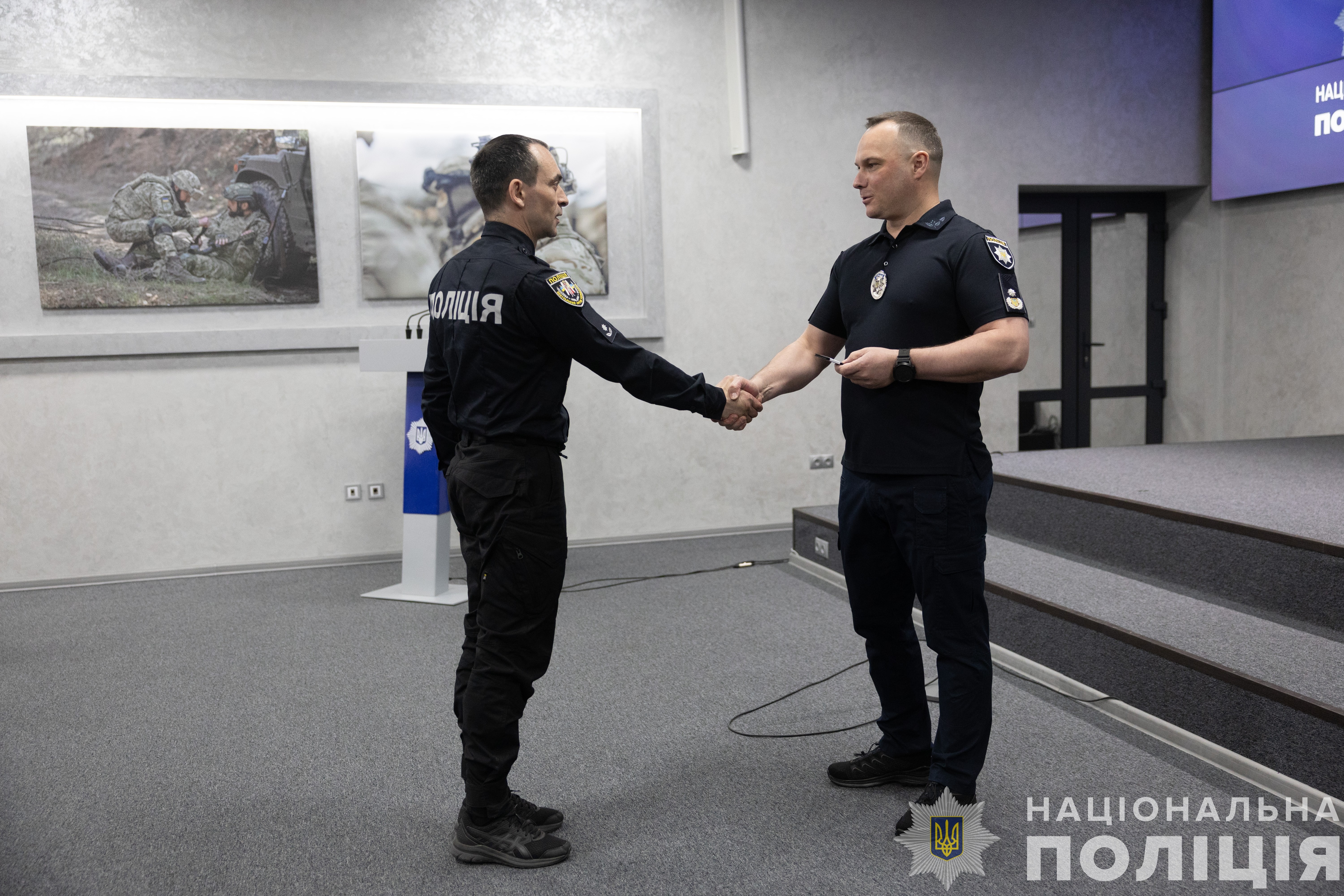 голова національної поліції україни іван вигівський відзначив поліцейських  комунікаційників