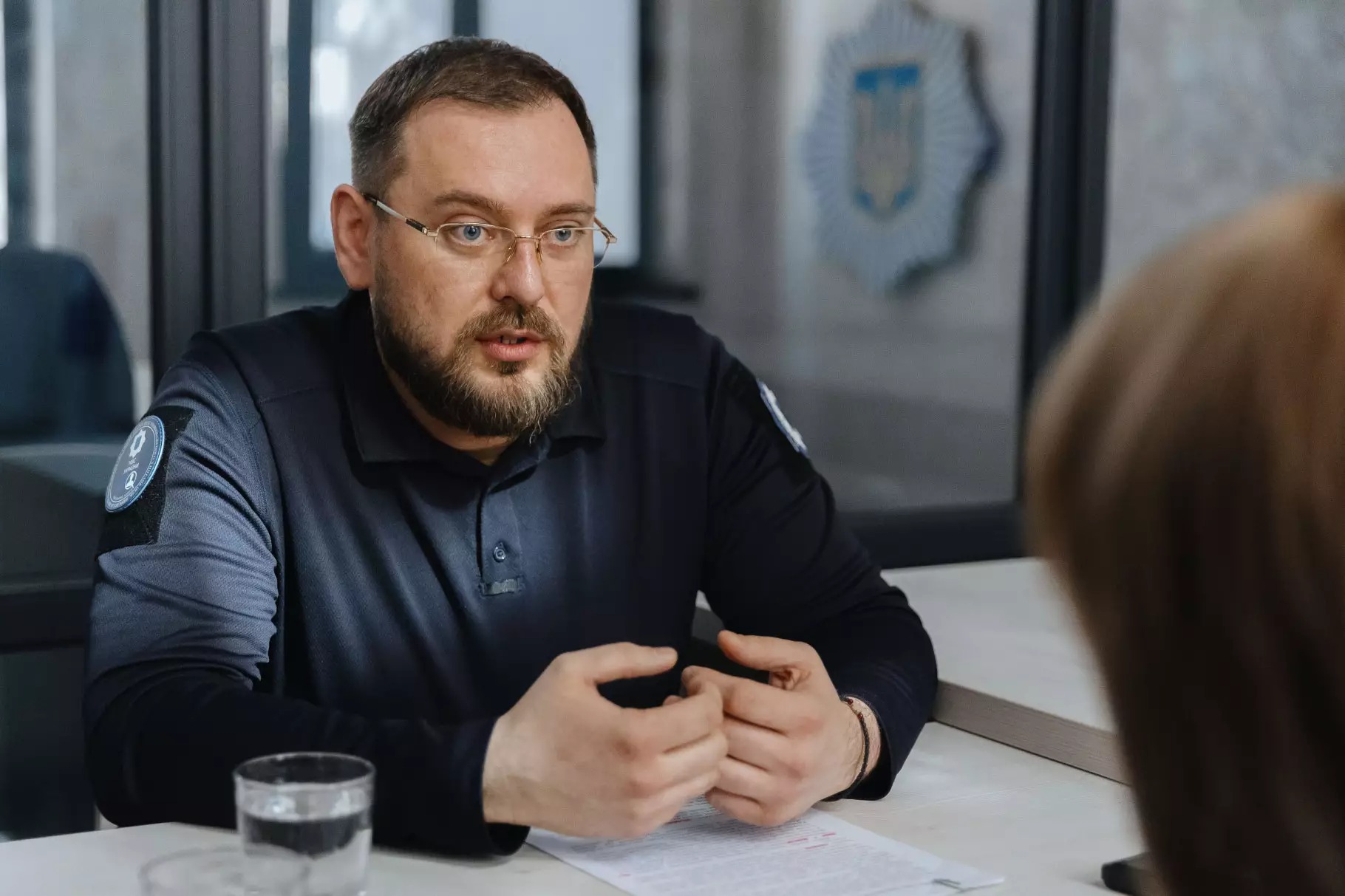 Добросердов за столов в офісі МВС спілкується з жінкою 