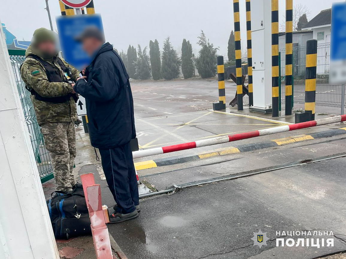 на буковині поліцейські примусово повернули іноземця, який звільнився з місць позбавлення волі, до країни походження