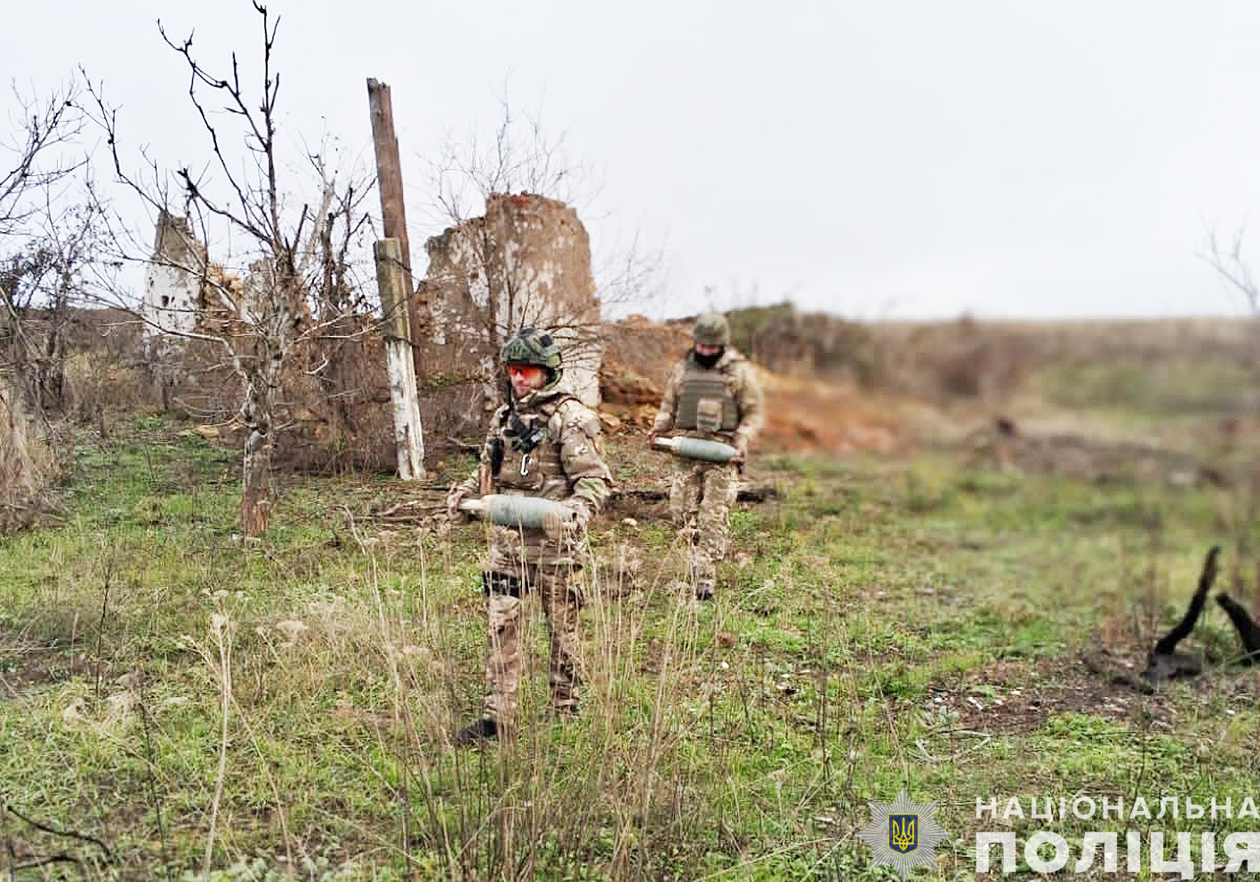 «небезпечних боєприпасів дуже багато»: вибухотехніки поліції чернігівщини допомагають розміновувати звільнену херсонщину