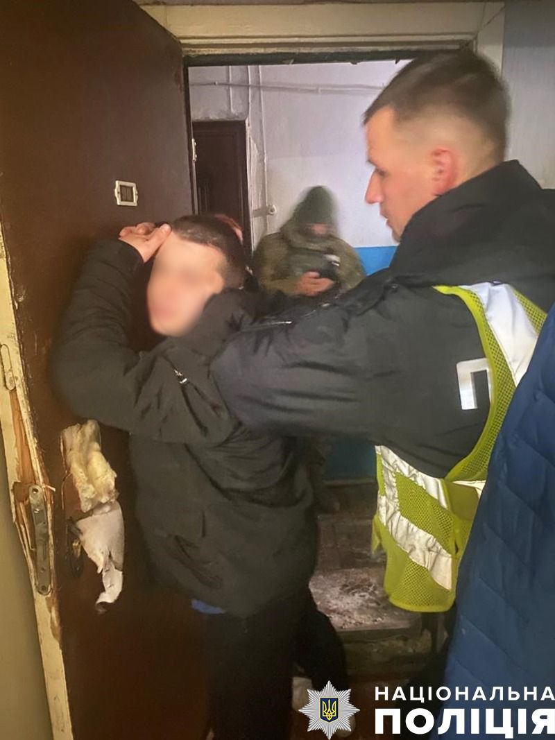 чернігівські поліцейські затримали чотирьох чоловіків, які запустили феєрверк під час «повітряної тривоги»