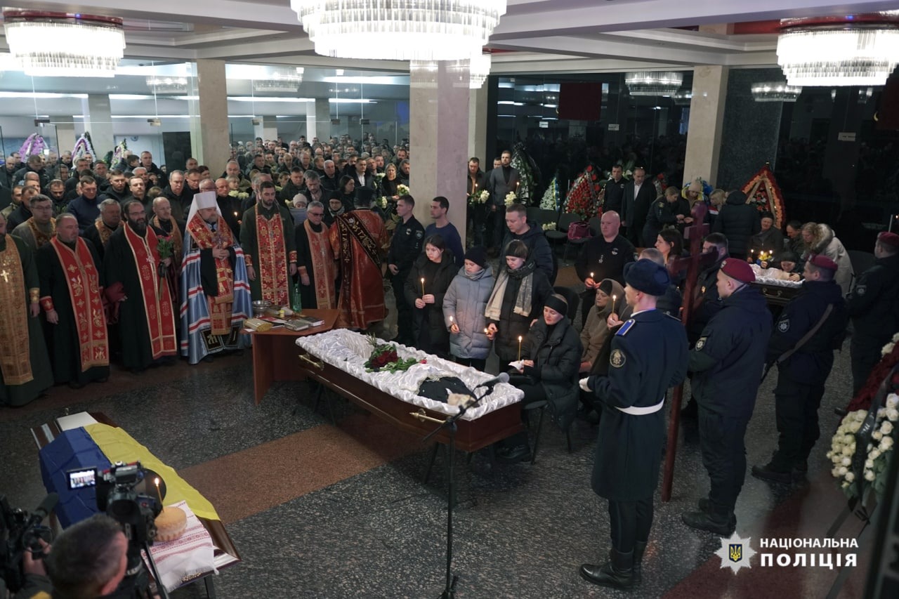 у черкасах правоохоронці прощалися з поліцейськими, життя яких забрала війна у черкасах правоохоронці прощалися з поліцейськими, життя яких забрала війна