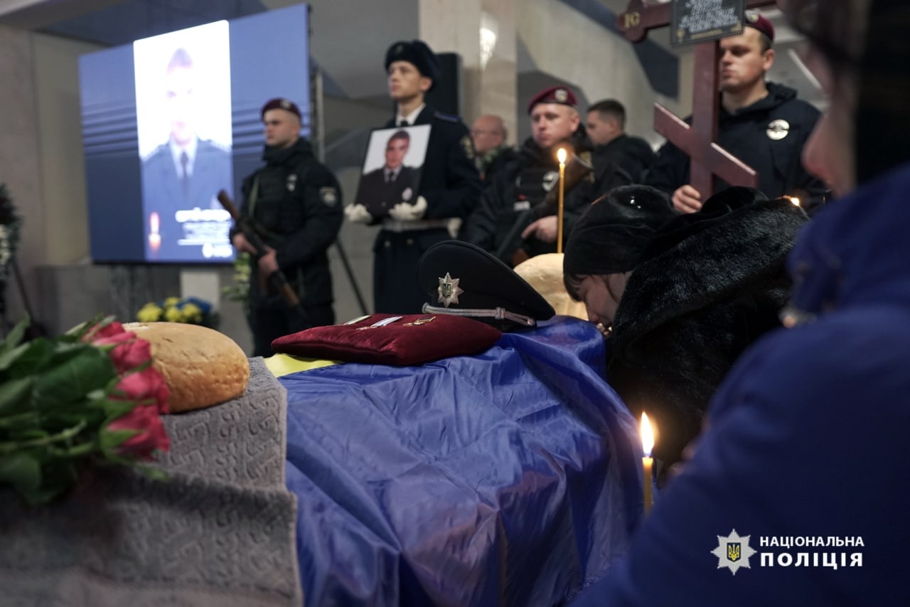 у черкасах правоохоронці прощалися з поліцейськими, життя яких забрала війна у черкасах правоохоронці прощалися з поліцейськими, життя яких забрала війна
