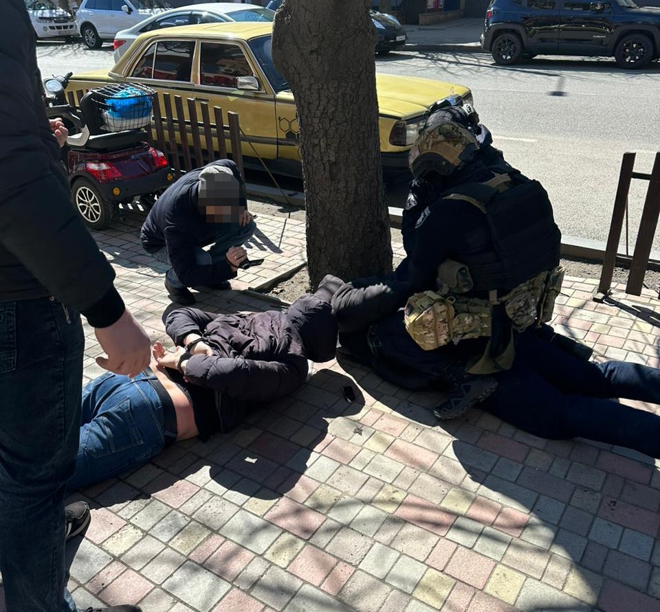 в умані поліція затримала учасників угруповання за вимагання понад 40 000 доларів сша «боргу в умані поліція затримала учасників угруповання за вимагання понад 40 000 доларів сша «боргу