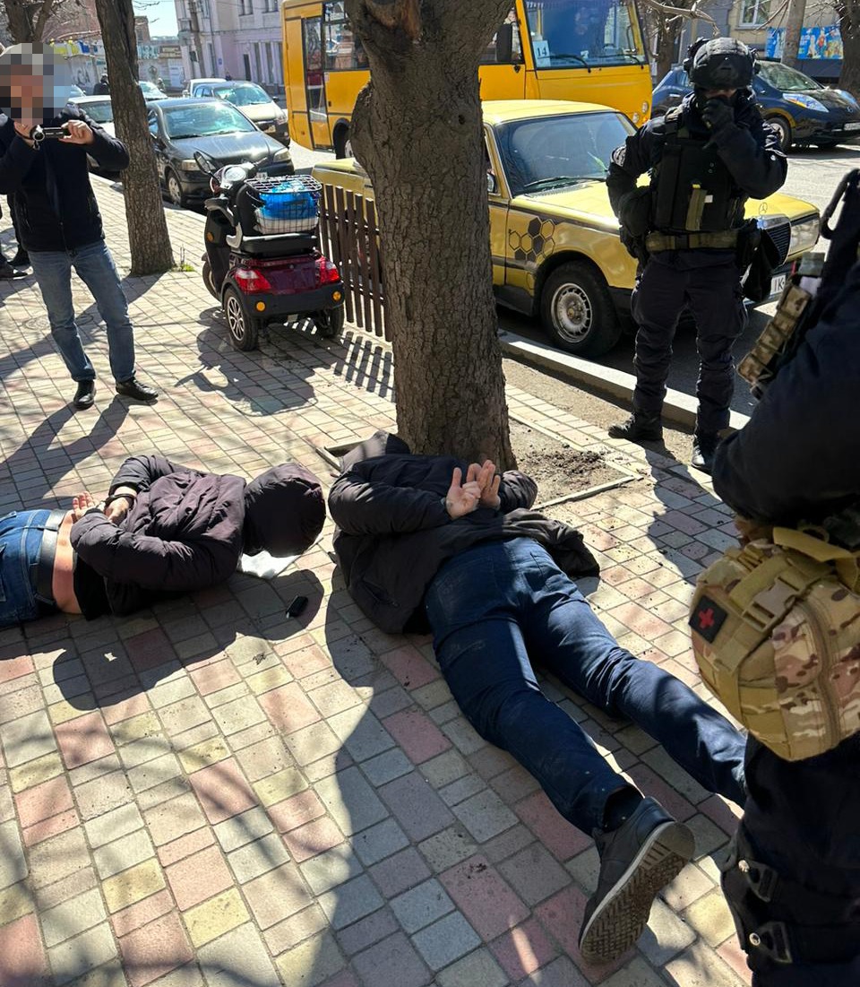 в умані поліція затримала учасників угруповання за вимагання понад 40 000 доларів сша «боргу в умані поліція затримала учасників угруповання за вимагання понад 40 000 доларів сша «боргу