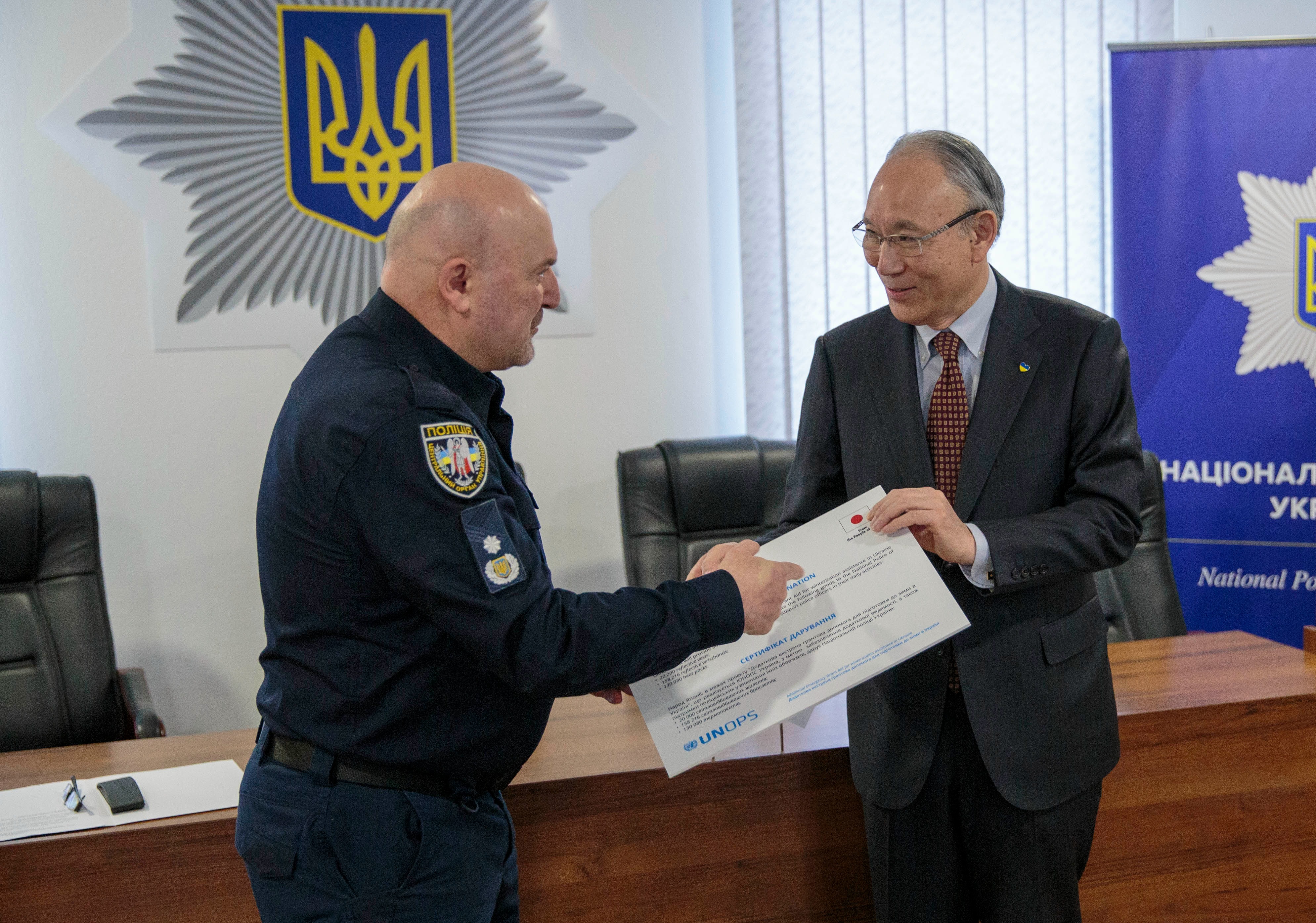 іноземні партнери передали нацполіції світловідбивні жилети і термопакети