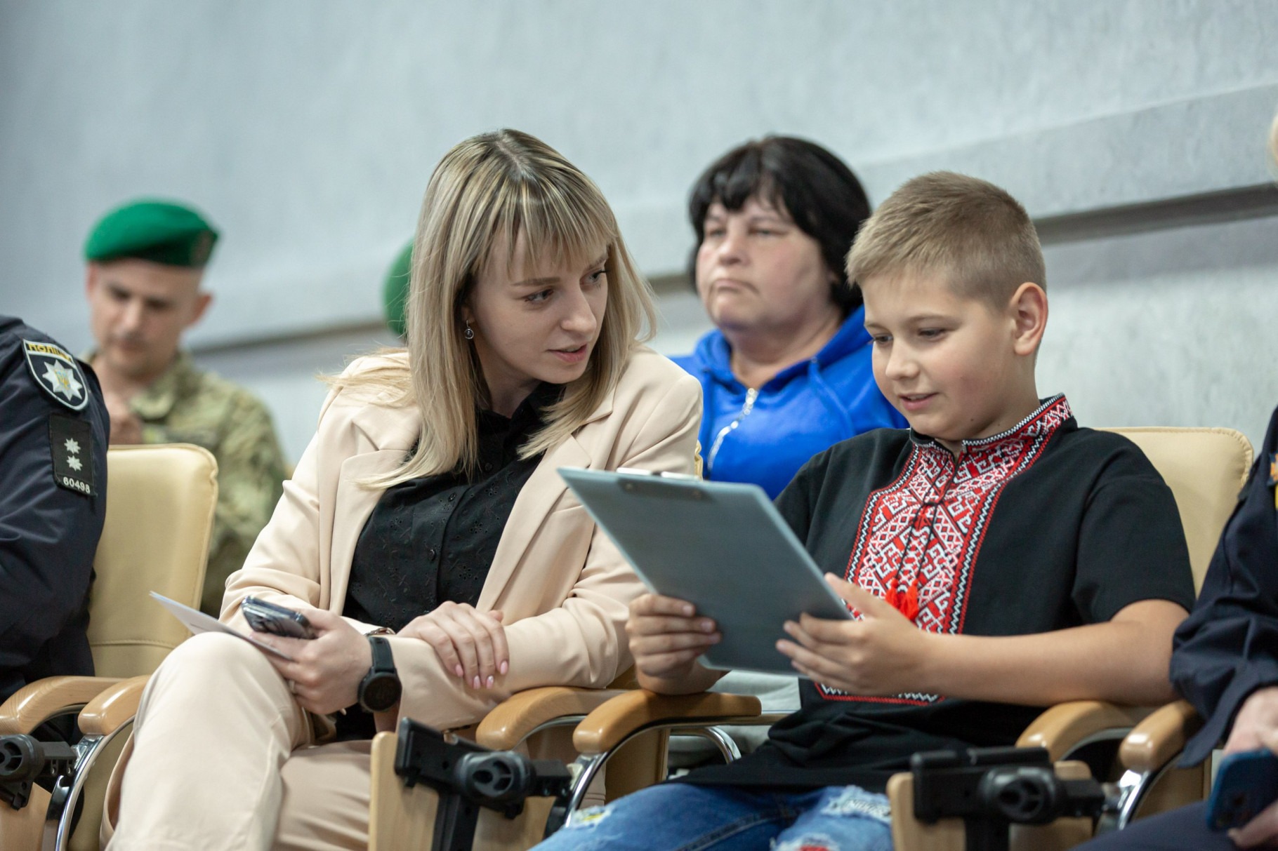 «діти-герої»: у міністерстві внутрішніх справ відзначили 8 сміливих дітей, які постраждали від агресії рф