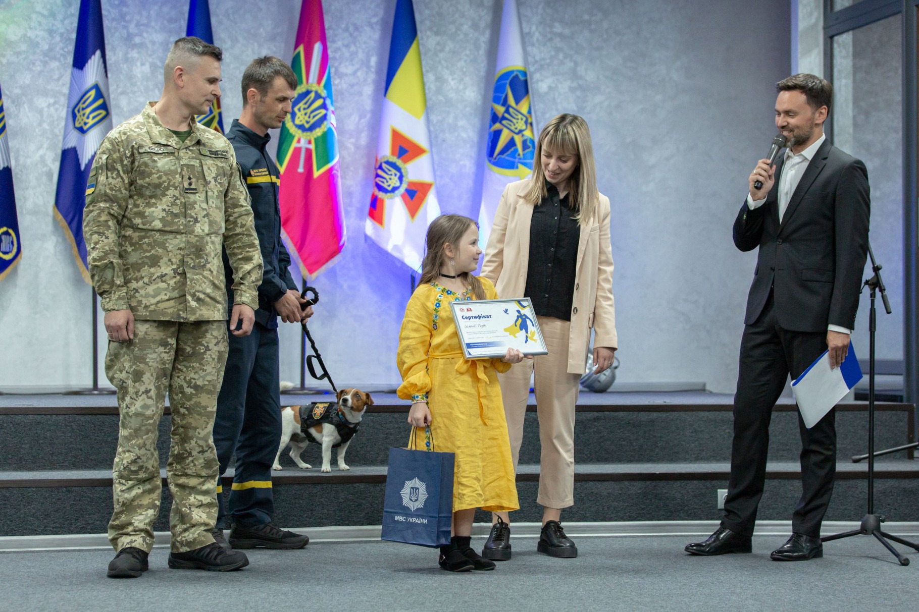 «діти-герої»: у міністерстві внутрішніх справ відзначили 8 сміливих дітей, які постраждали від агресії рф