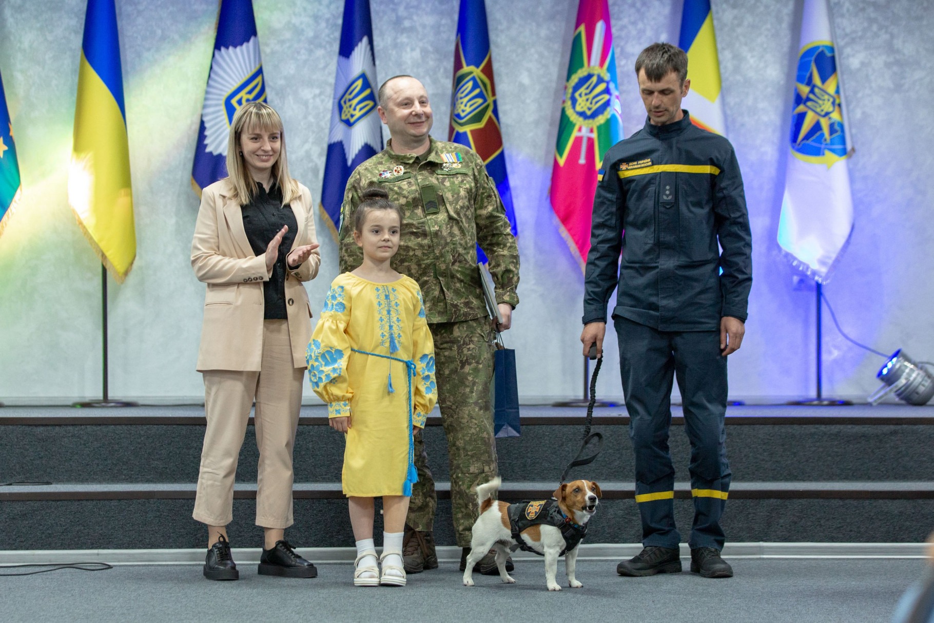 «діти-герої»: у міністерстві внутрішніх справ відзначили 8 сміливих дітей, які постраждали від агресії рф