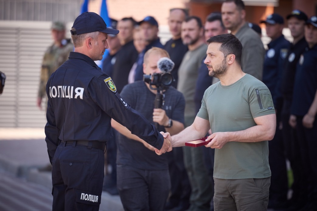 українська поліція вміє бути професійною, уміє рятувати від зла, повертати справедливість – президент на заходах з нагоди дня національної поліції українська поліція вміє бути професійною, уміє рятувати від зла, повертати справедливість – президент на заходах з нагоди дня національної поліції