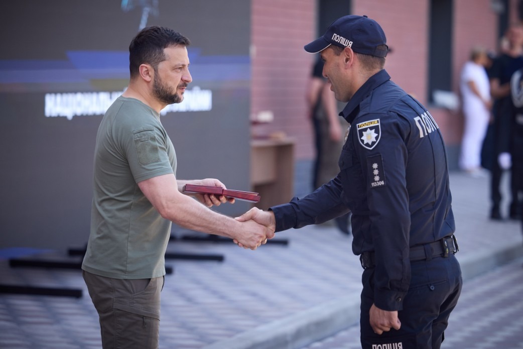 українська поліція вміє бути професійною, уміє рятувати від зла, повертати справедливість – президент на заходах з нагоди дня національної поліції українська поліція вміє бути професійною, уміє рятувати від зла, повертати справедливість – президент на заходах з нагоди дня національної поліції