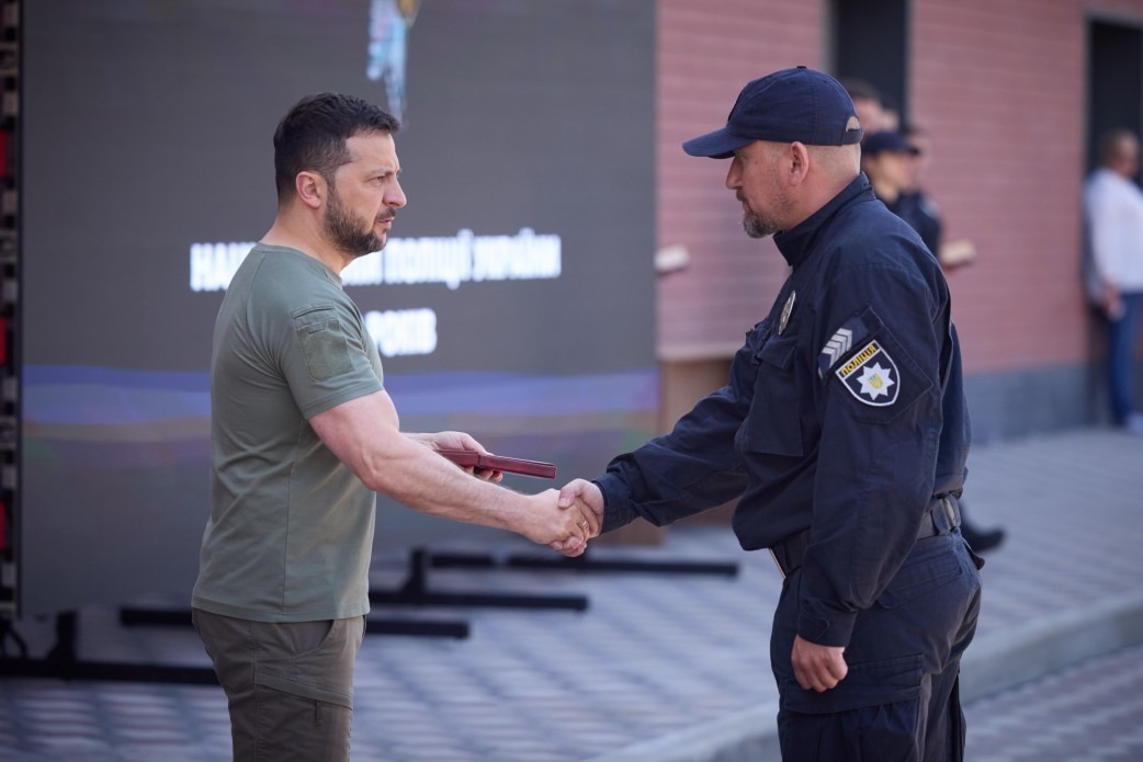 українська поліція вміє бути професійною, уміє рятувати від зла, повертати справедливість – президент на заходах з нагоди дня національної поліції українська поліція вміє бути професійною, уміє рятувати від зла, повертати справедливість – президент на заходах з нагоди дня національної поліції