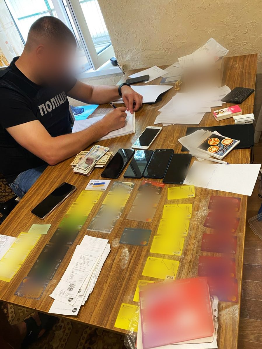 привласнили понад 20 млн грн під виглядом продажу автівок та квадрокоптерів для потреб військових: нацполіція викрила організовану групу шахраїв