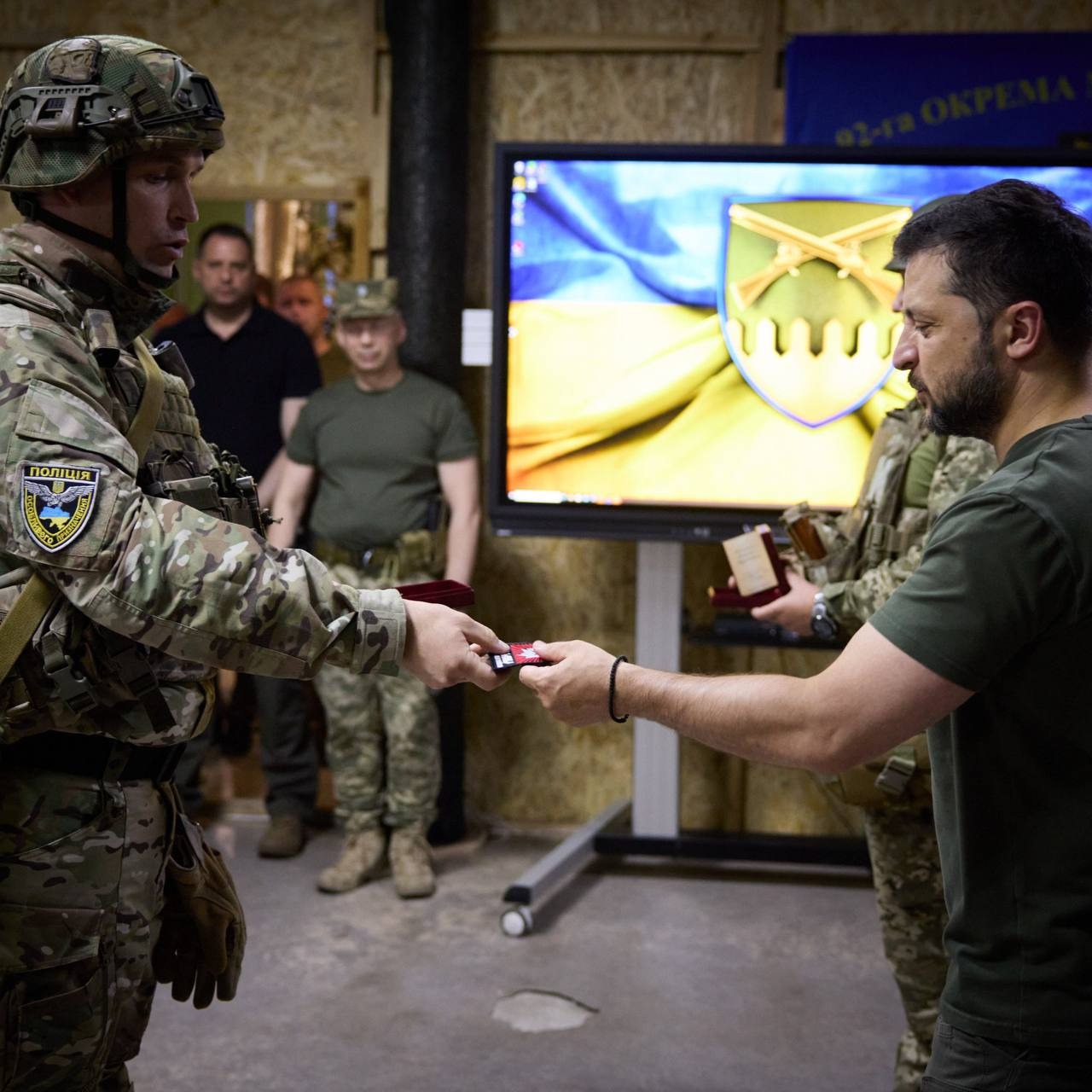 президент україни відзначив бійців штурмової бригади нацполіції президент україни відзначив бійців штурмової бригади нацполіції