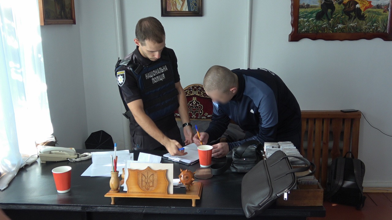ошукували військовослужбовців і волонтерів: нацполіція викрила шахраїв, які продавали неіснуючі автомобілі для зсу