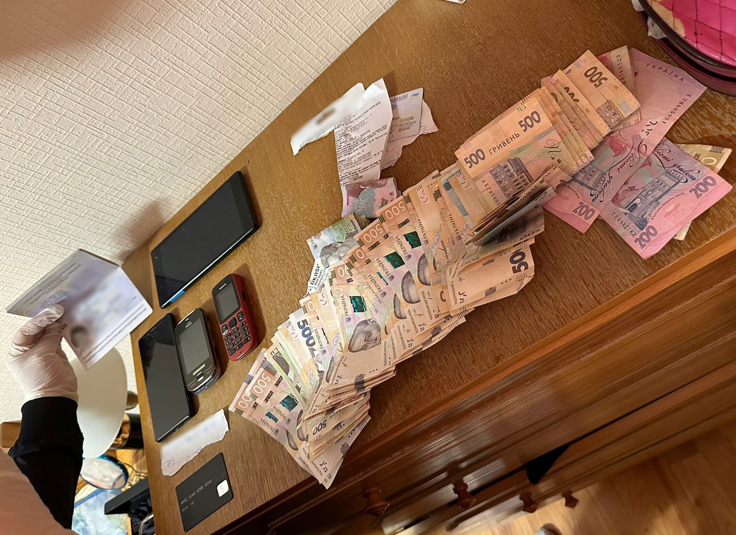 ошукували військовослужбовців і волонтерів: нацполіція викрила шахраїв, які продавали неіснуючі автомобілі для зсу