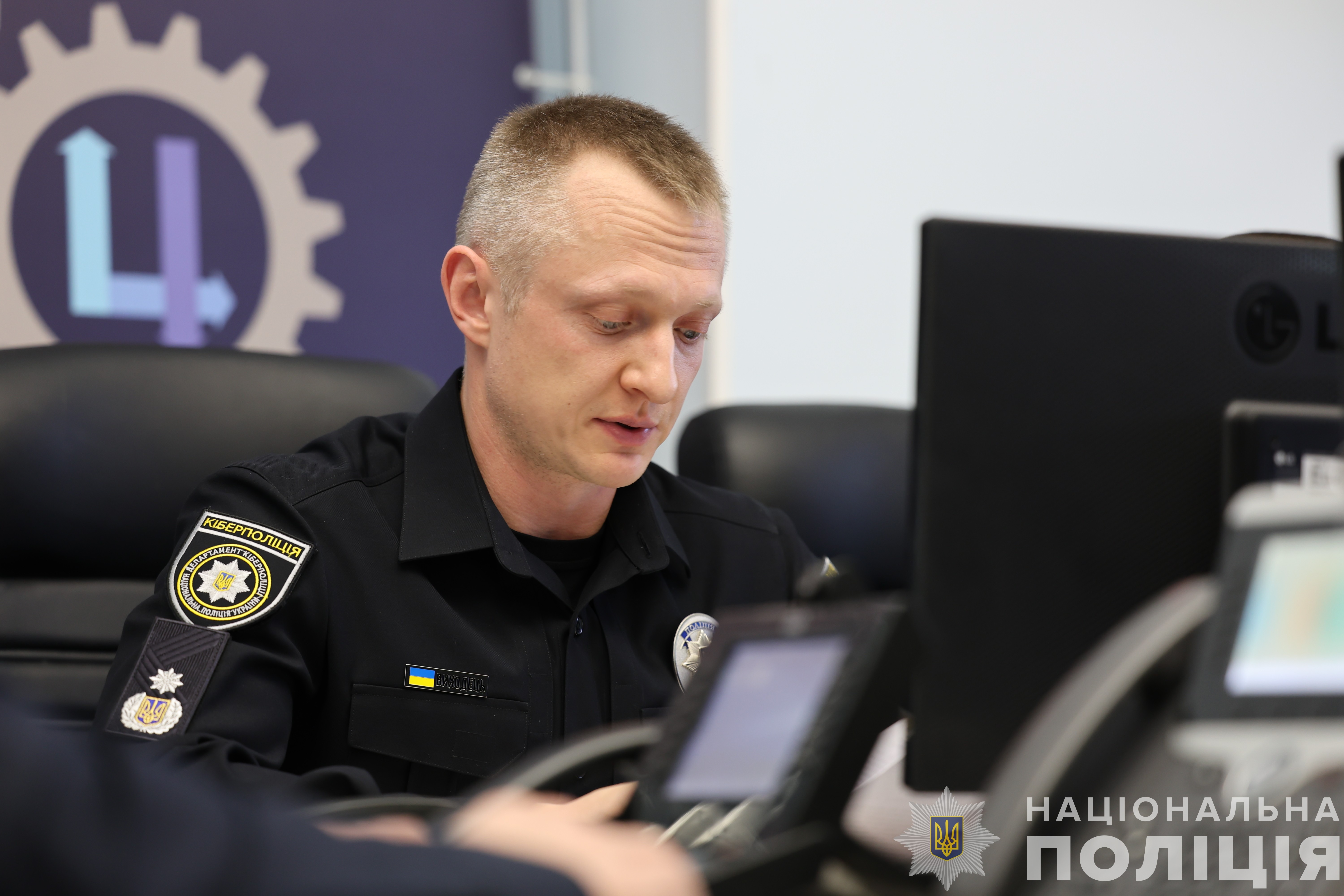 у 2024 році поліцейські впроваджують нові стратегії протидії шахрайським схемам у 2024 році поліцейські впроваджують нові стратегії протидії шахрайським схемам