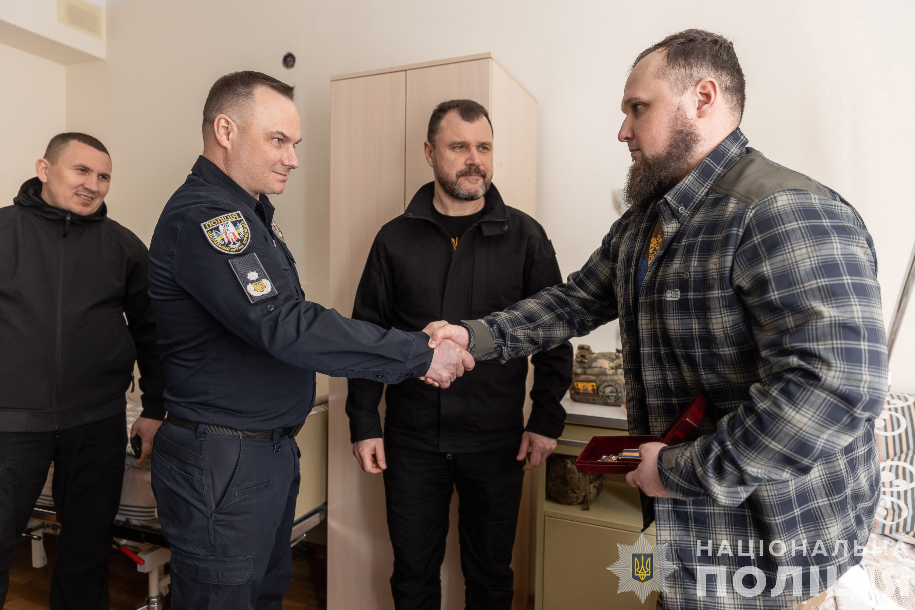 ігор клименко та іван вигівський відвідали поранених поліцейських та вручили їм нагороди