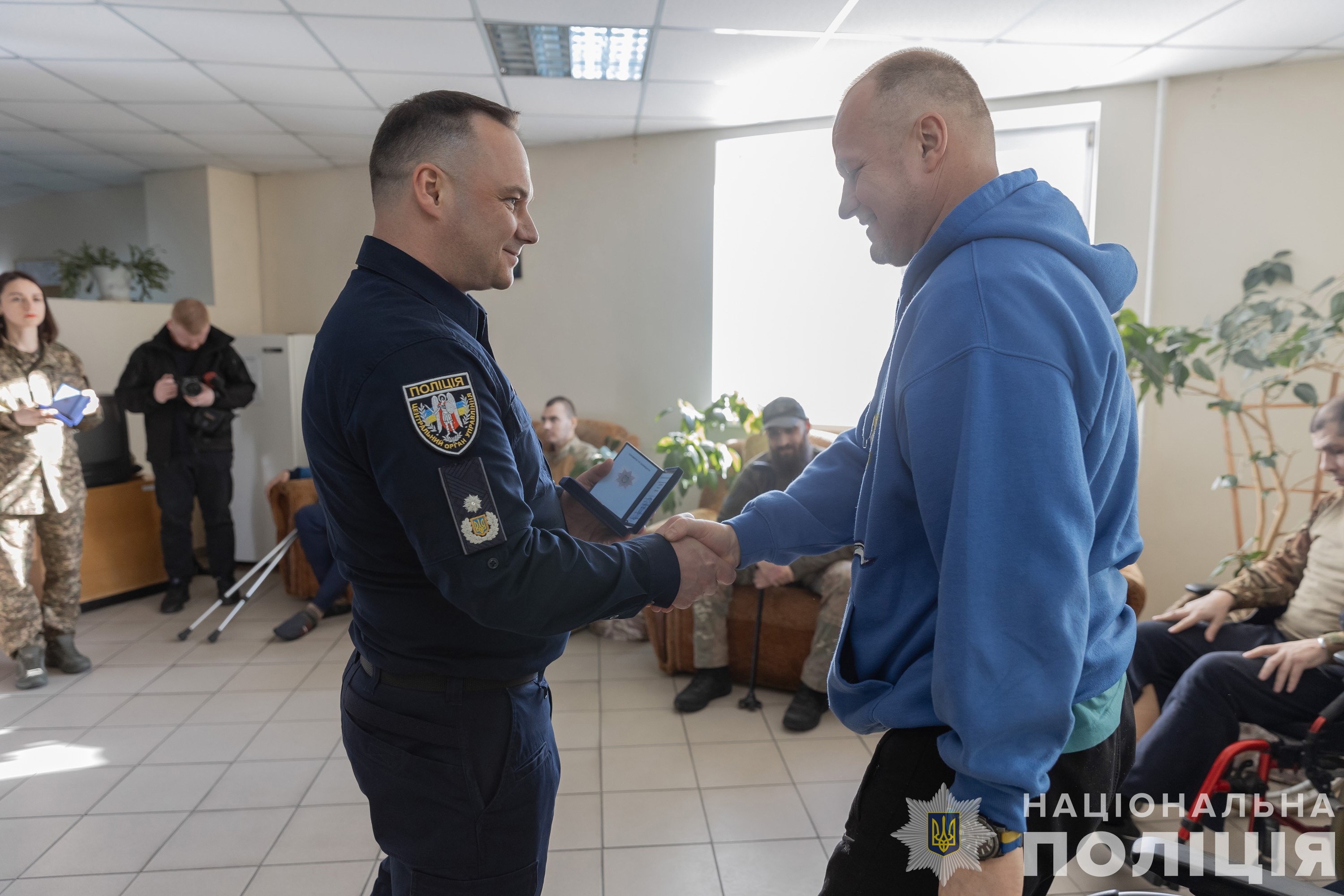 ігор клименко та іван вигівський відвідали поранених поліцейських та вручили їм нагороди