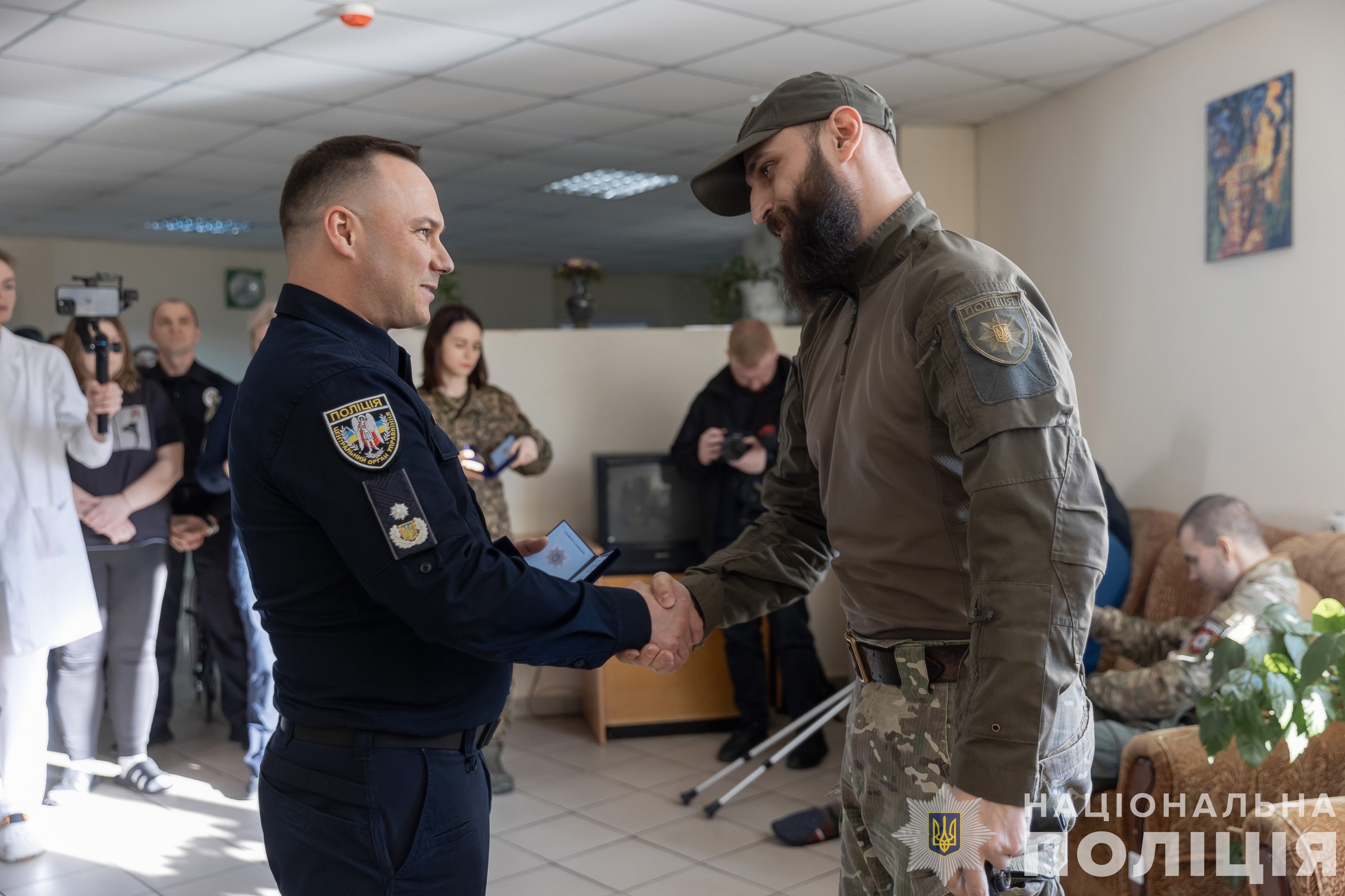 ігор клименко та іван вигівський відвідали поранених поліцейських та вручили їм нагороди