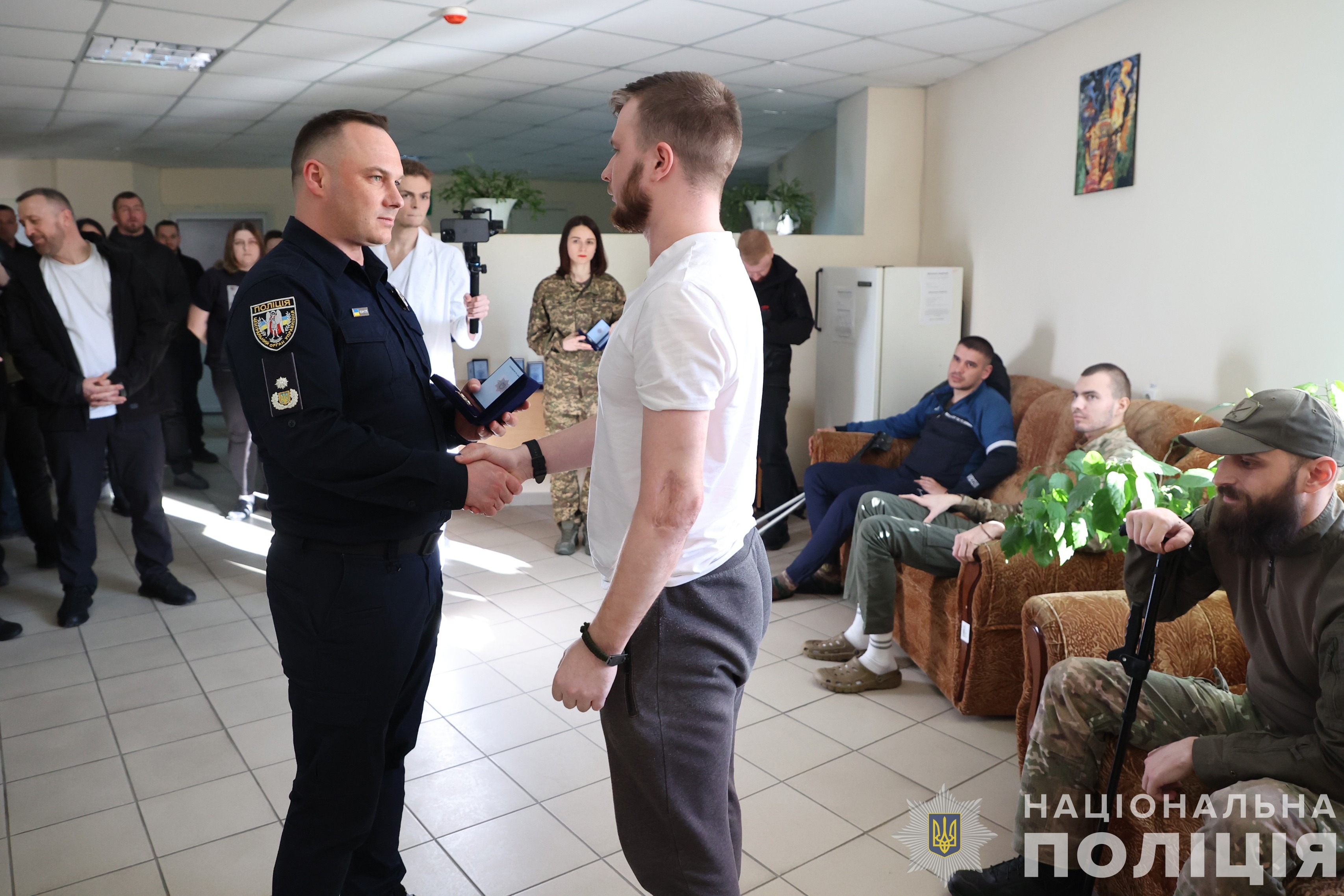 ігор клименко та іван вигівський відвідали поранених поліцейських та вручили їм нагороди