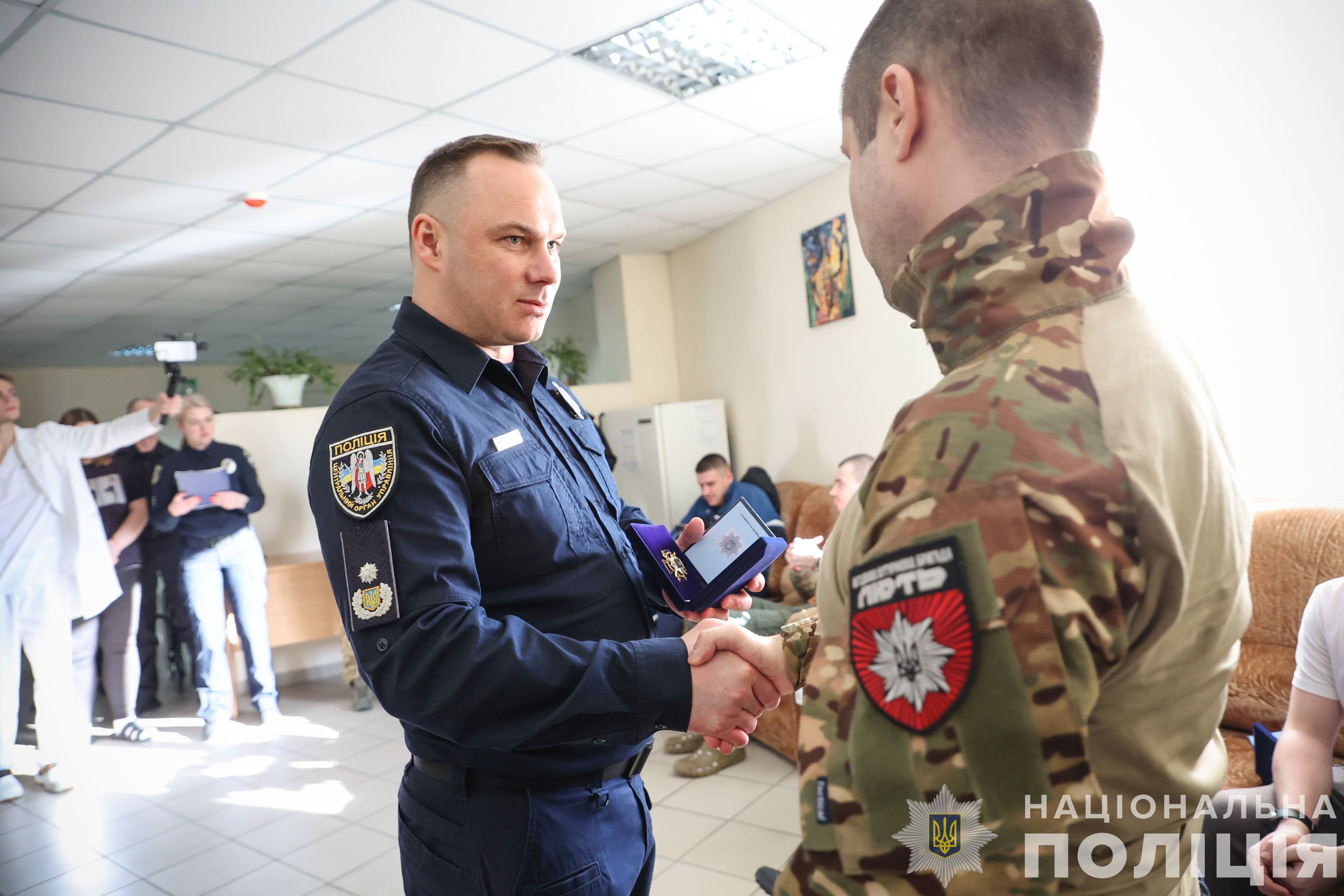 ігор клименко та іван вигівський відвідали поранених поліцейських та вручили їм нагороди