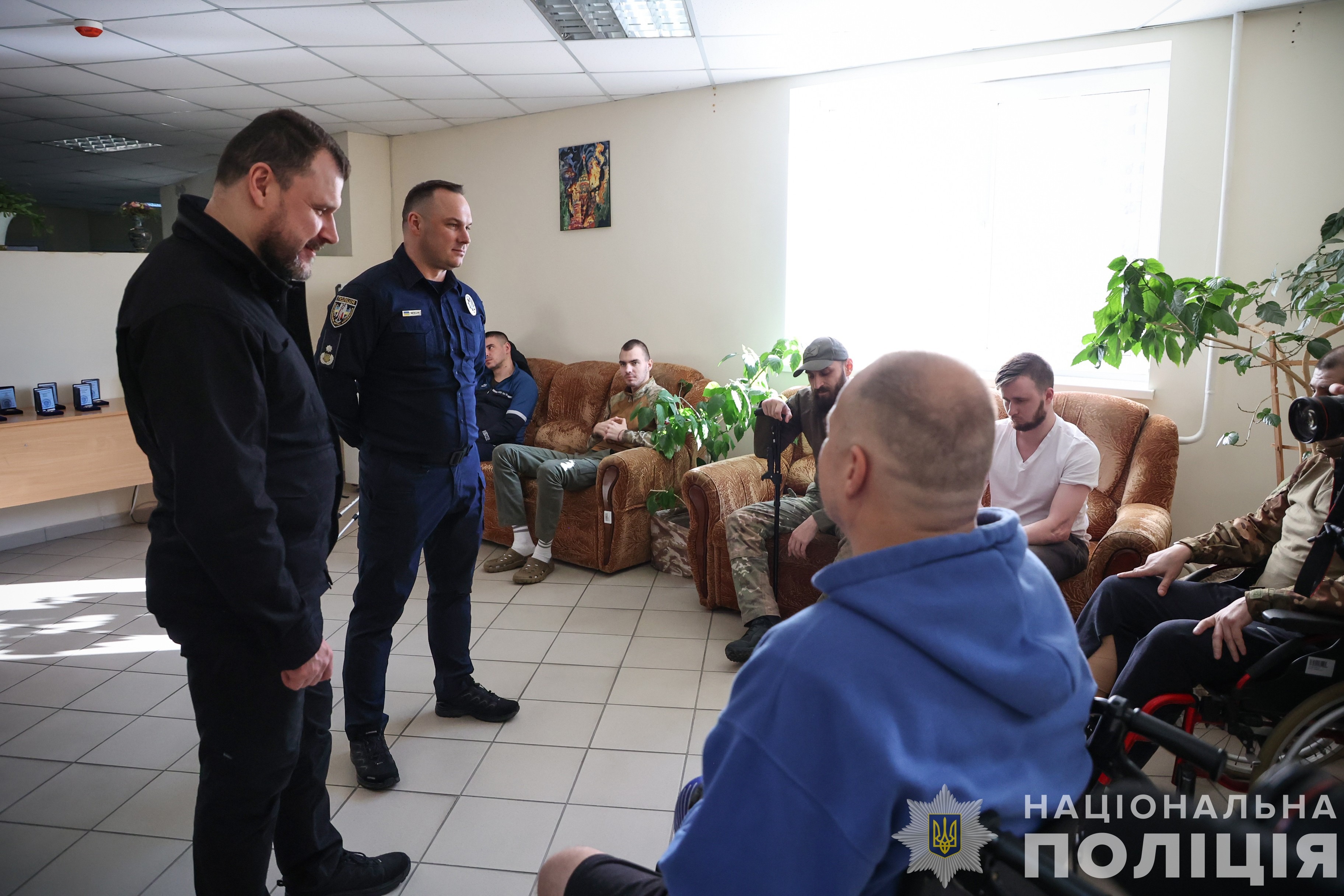 ігор клименко та іван вигівський відвідали поранених поліцейських та вручили їм нагороди