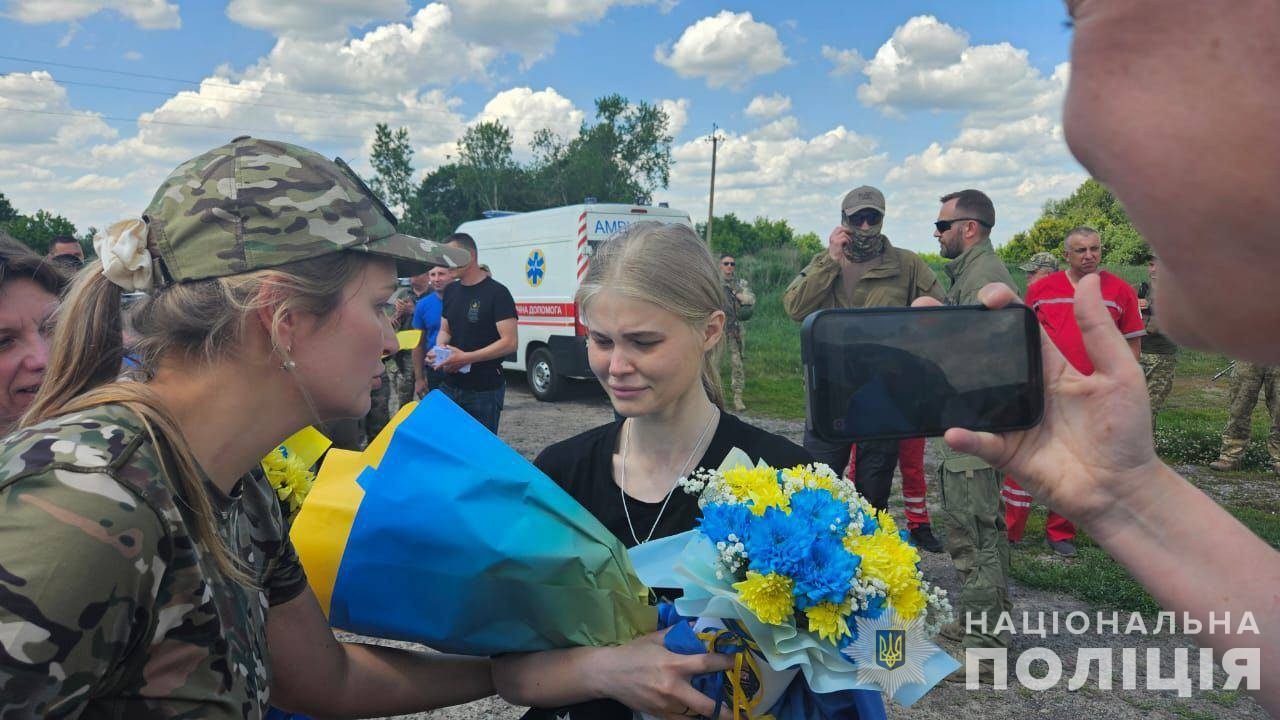 україна повернула з російського полону 24-річну слідчу нацполіції мар’яну чечелюк з маріуполя