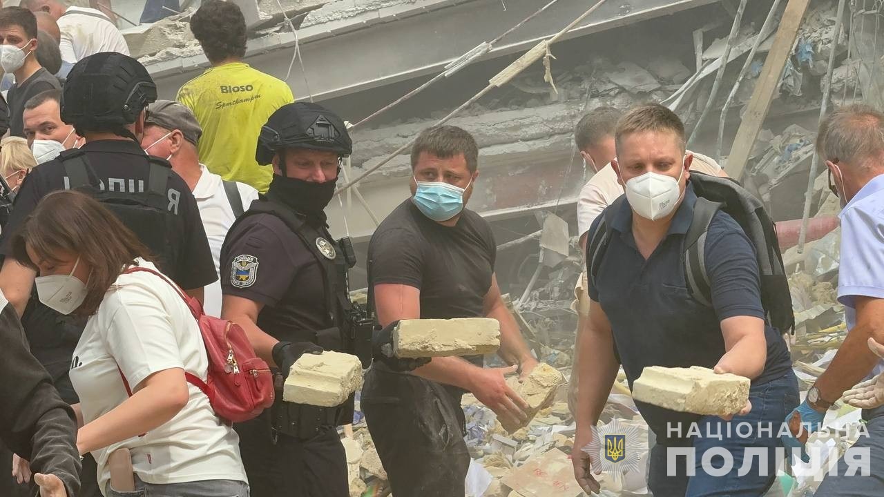 комбінований ракетний обстріл україни: поліція працює на місцях ворожих атак комбінований ракетний обстріл україни: поліція працює на місцях ворожих атак