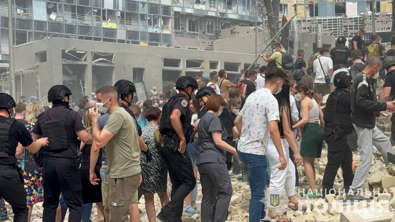 комбінований ракетний обстріл україни: поліція працює на місцях ворожих атак комбінований ракетний обстріл україни: поліція працює на місцях ворожих атак