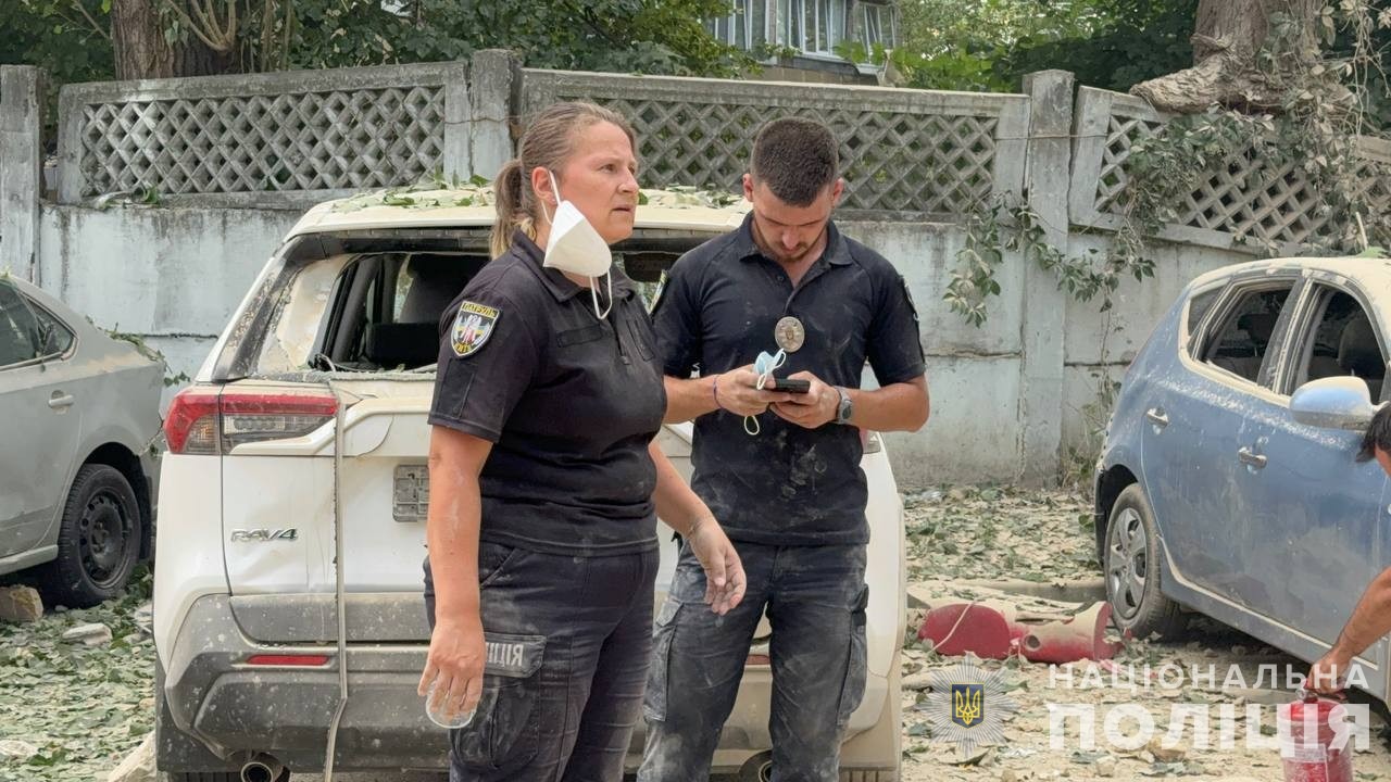 комбінований ракетний обстріл україни: поліція працює на місцях ворожих атак комбінований ракетний обстріл україни: поліція працює на місцях ворожих атак