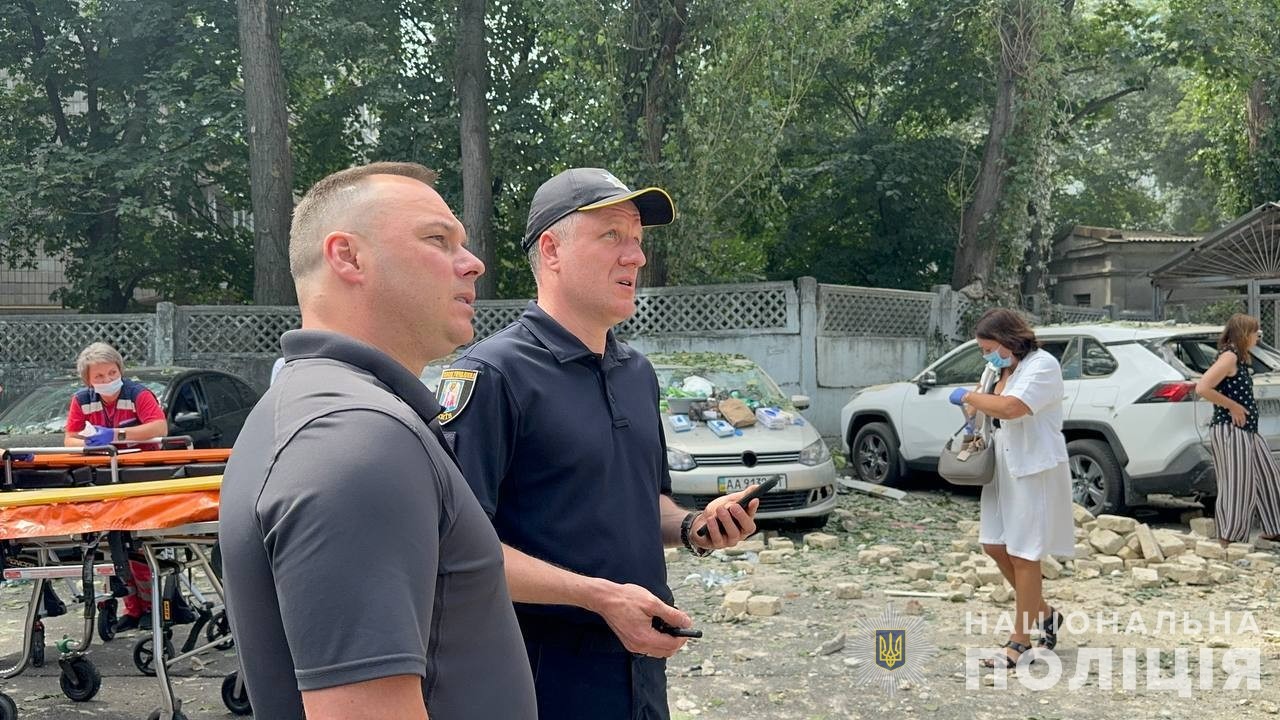 комбінований ракетний обстріл україни: поліція працює на місцях ворожих атак комбінований ракетний обстріл україни: поліція працює на місцях ворожих атак