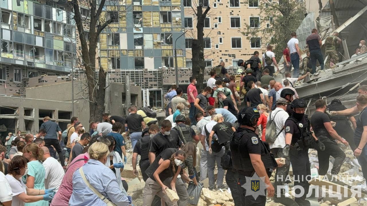 комбінований ракетний обстріл україни: поліція працює на місцях ворожих атак комбінований ракетний обстріл україни: поліція працює на місцях ворожих атак