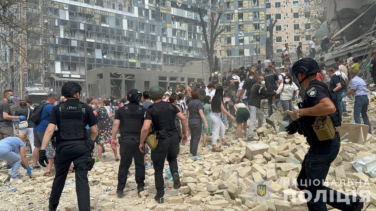 комбінований ракетний обстріл україни: поліція працює на місцях ворожих атак комбінований ракетний обстріл україни: поліція працює на місцях ворожих атак