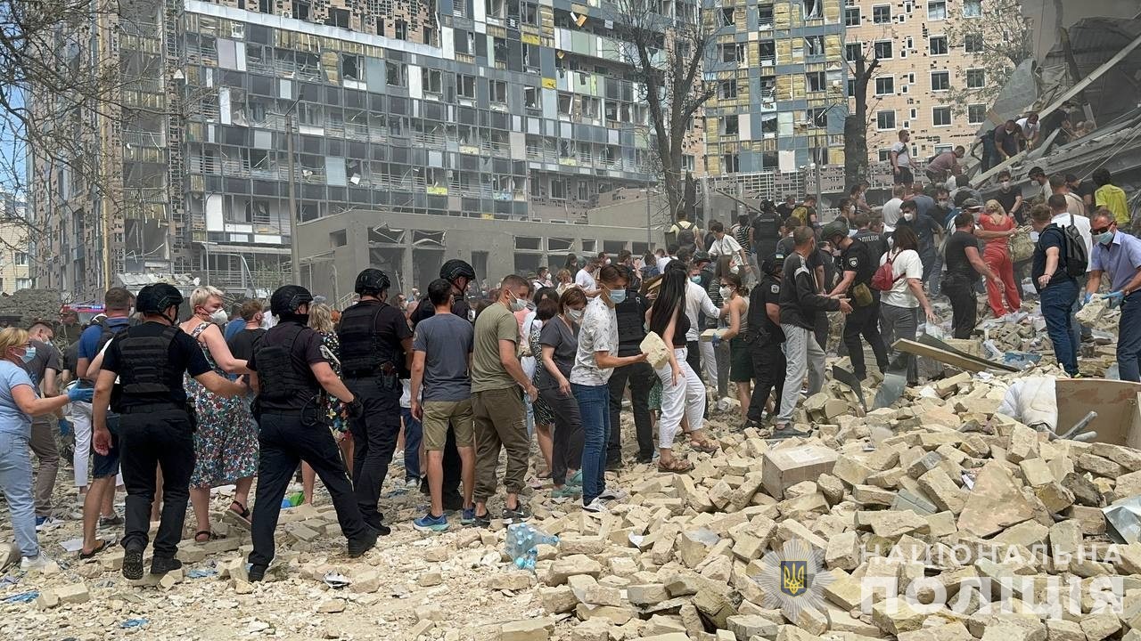 комбінований ракетний обстріл україни: поліція працює на місцях ворожих атак комбінований ракетний обстріл україни: поліція працює на місцях ворожих атак