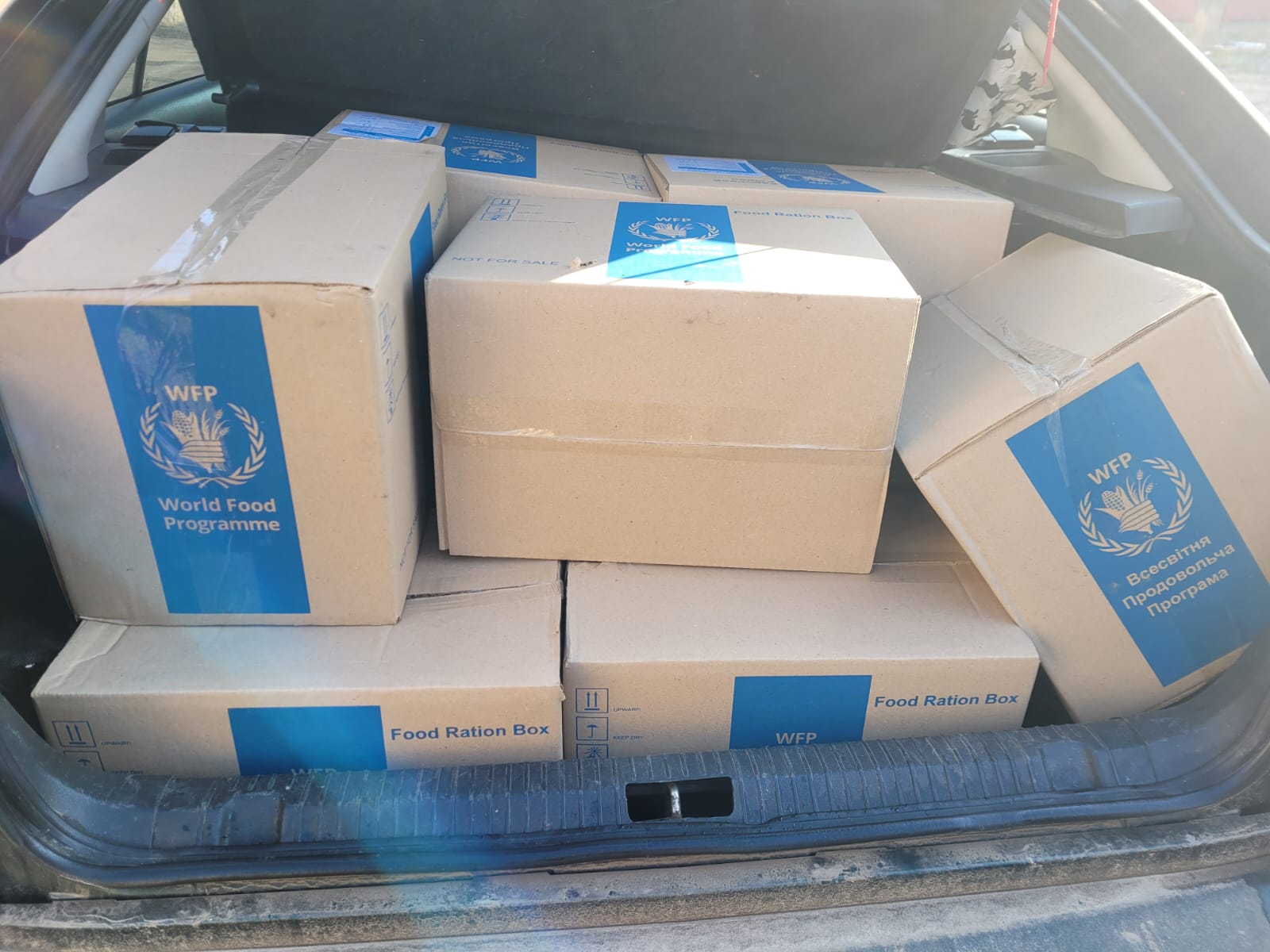 у херсоні дільничні поліцейські доставили гуманітарні продуктові набори літнім людям