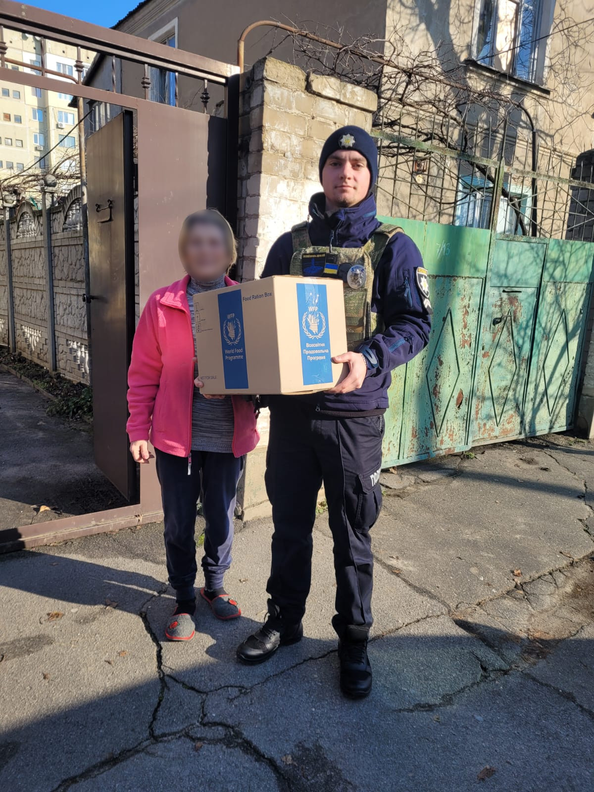 у херсоні дільничні поліцейські доставили гуманітарні продуктові набори літнім людям