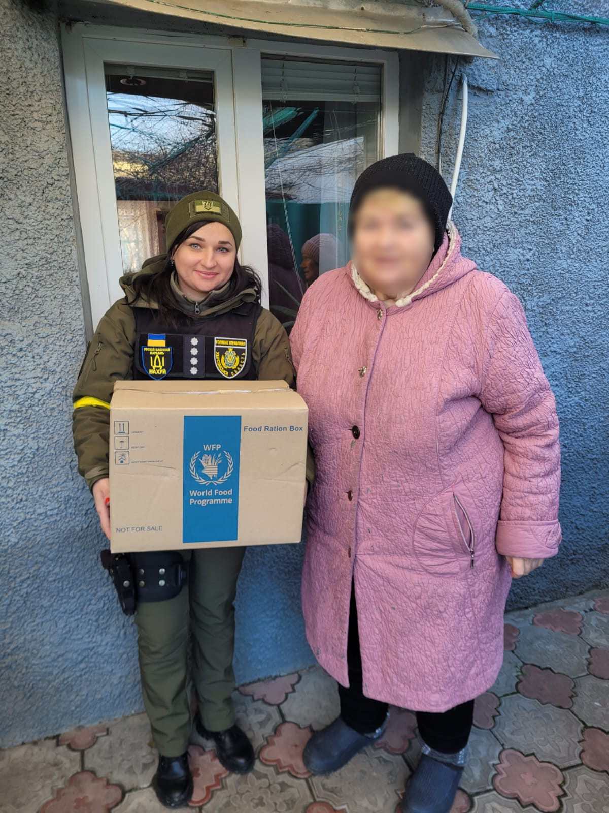 у херсоні дільничні поліцейські доставили гуманітарні продуктові набори літнім людям