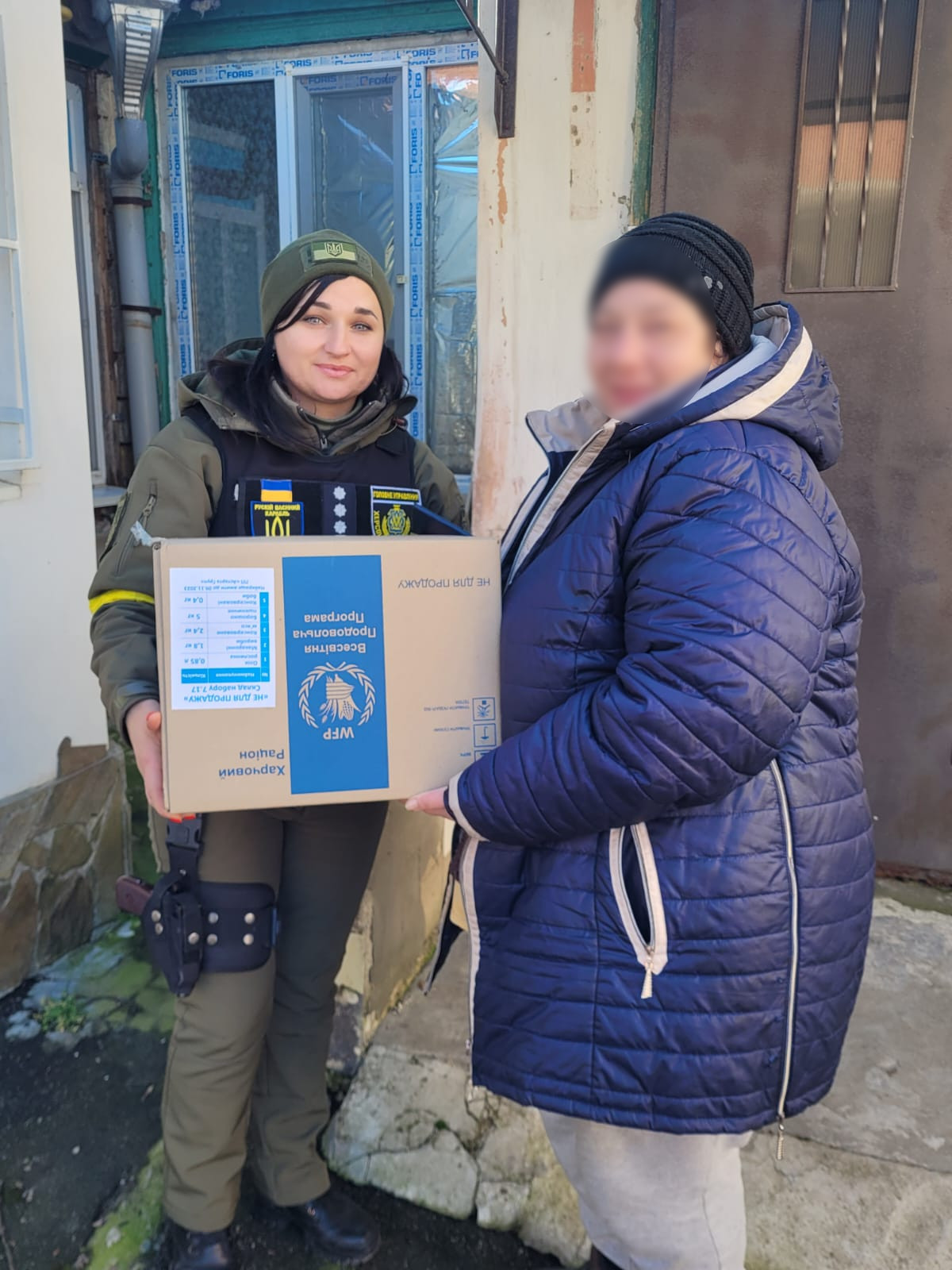 у херсоні дільничні поліцейські доставили гуманітарні продуктові набори літнім людям
